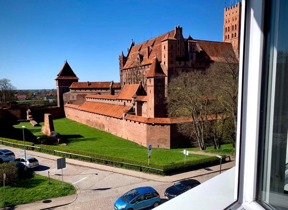 Widok Zamku O Poranku Lägenhet Malbork Exteriör bild